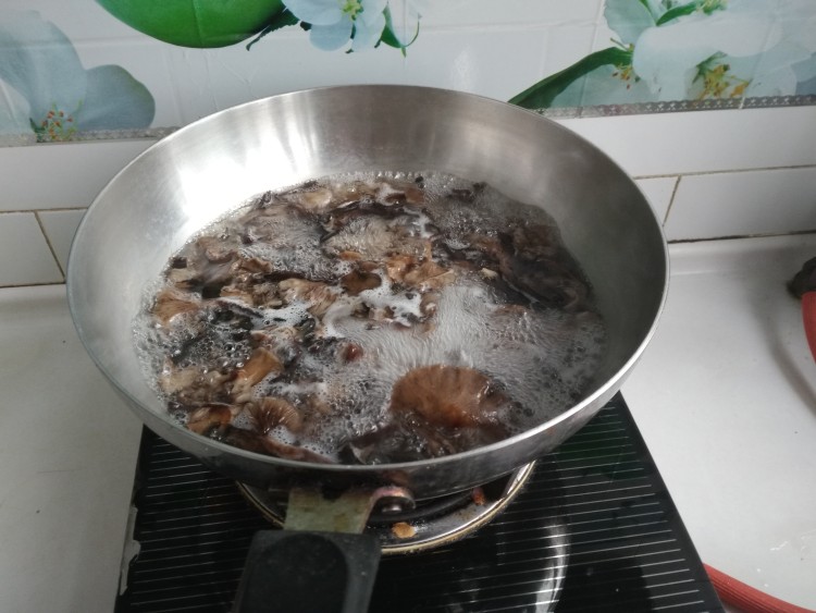 土豆榛蘑炒辣椒步骤2