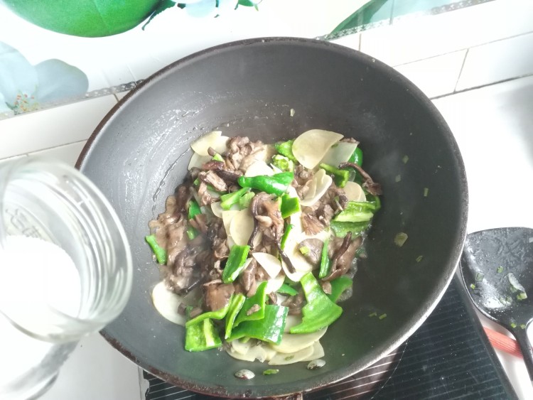 土豆榛蘑炒辣椒步骤13