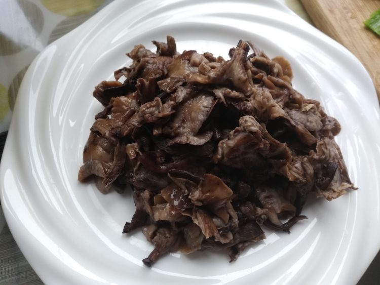 土豆榛蘑炒辣椒步骤3