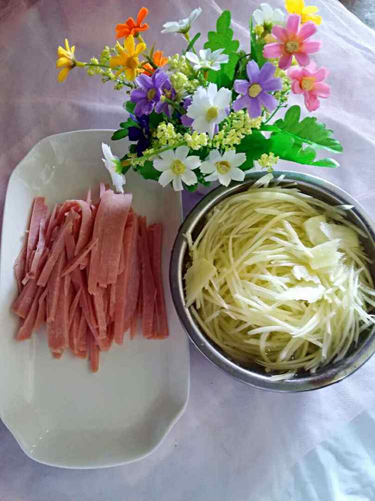 土豆炒火腿步骤1