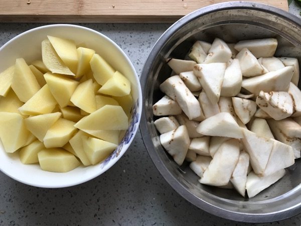 土豆炖茄子步骤1