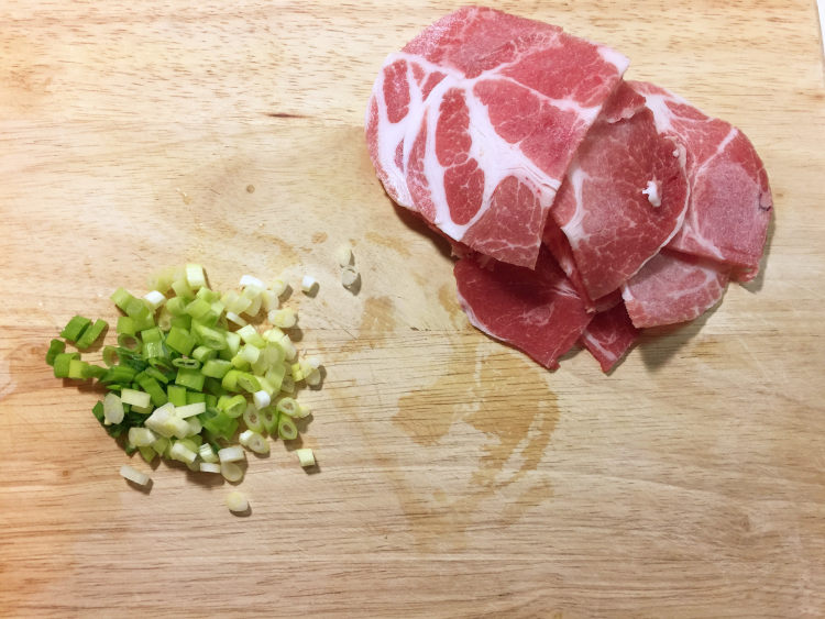 焗烤泡菜烧肉饭步骤2
