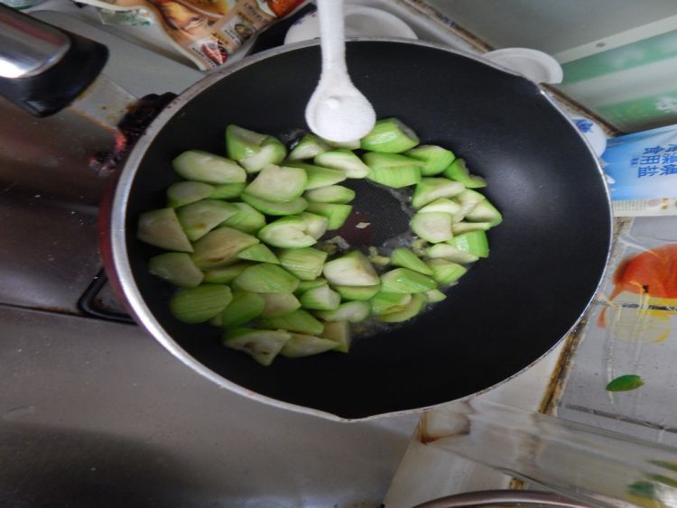 丝瓜炒扇贝肉步骤7
