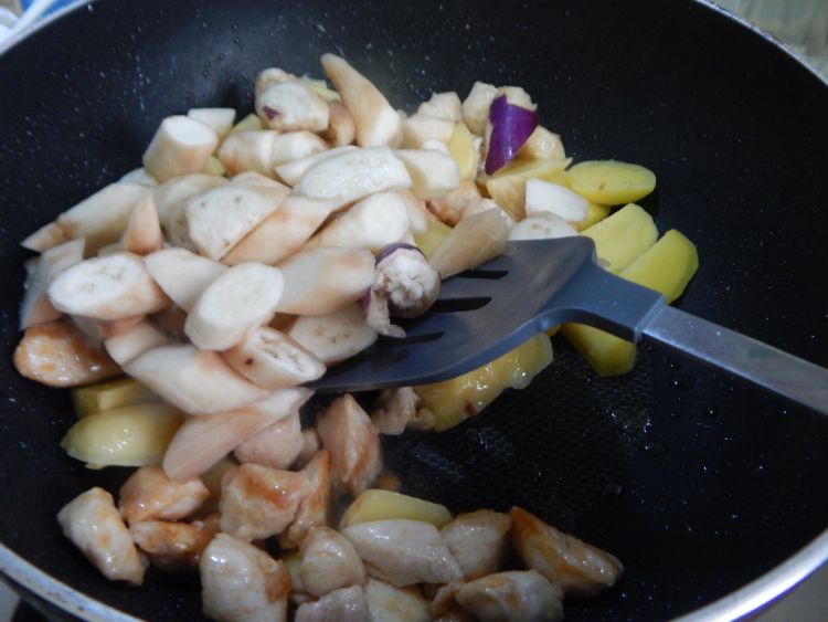 土豆茄子烧鸡丁步骤7