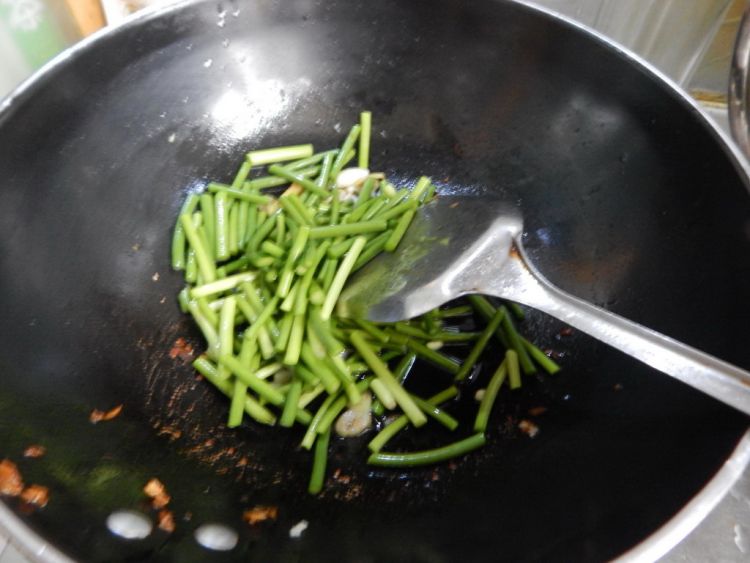 蒜苔炒扇贝步骤5