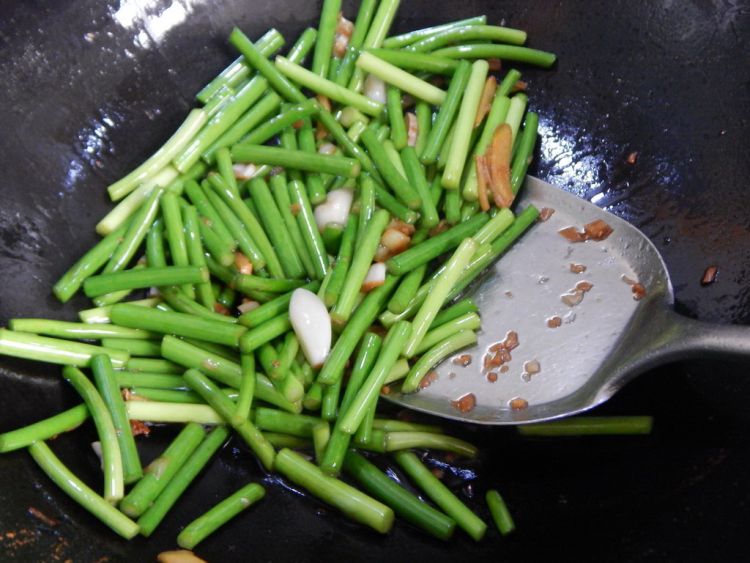 蒜苔炒扇贝步骤6