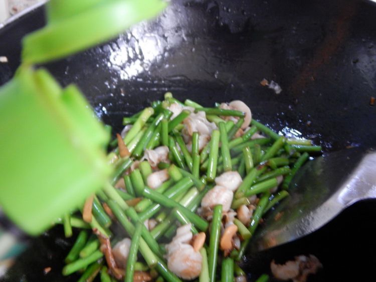 蒜苔炒扇贝步骤9