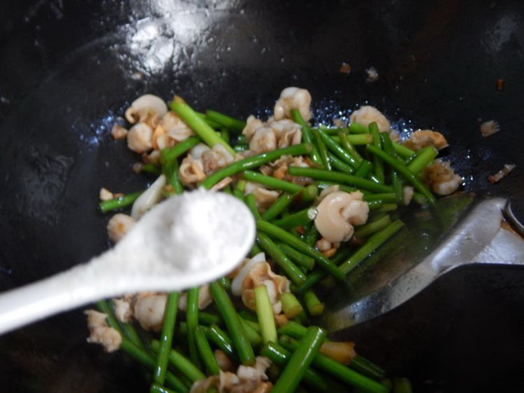 蒜苔炒扇贝步骤10