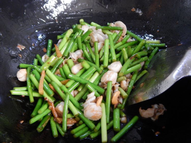蒜苔炒扇贝步骤8