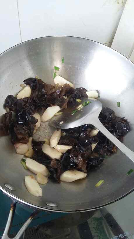 醋溜山药黑木耳步骤5