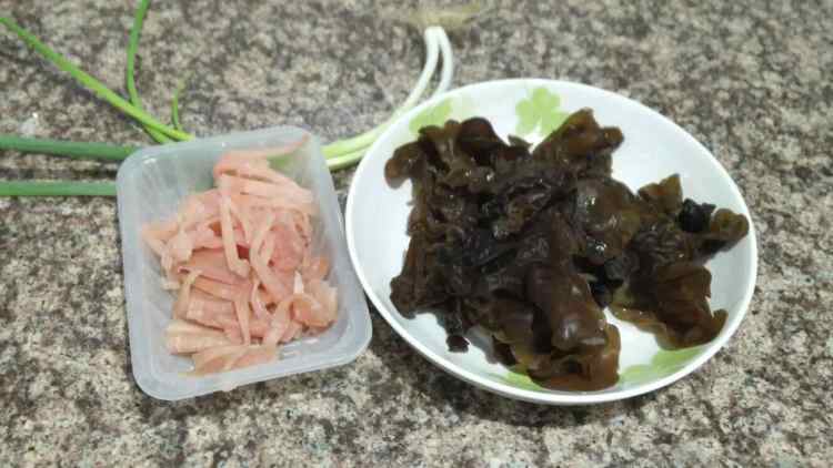 木耳小炒肉步骤1