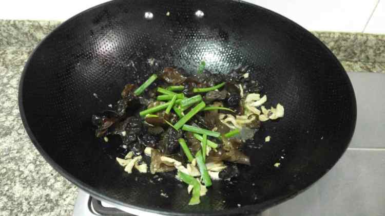 木耳小炒肉步骤7