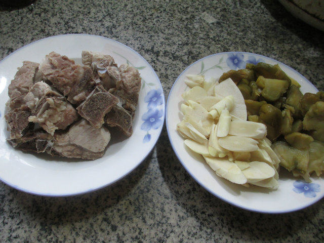 榨菜鞭笋龙骨汤步骤1