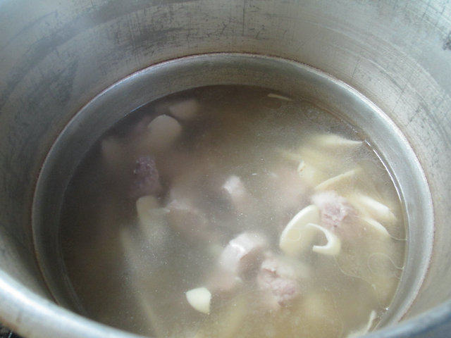 榨菜鞭笋龙骨汤步骤6