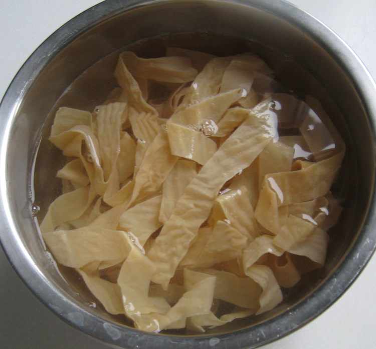 白菜丝拌豆皮步骤1