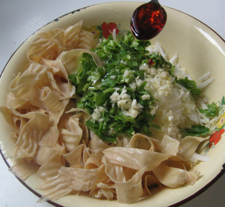白菜丝拌豆皮步骤7