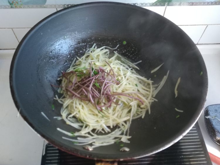 红薯叶炒土豆丝步骤10