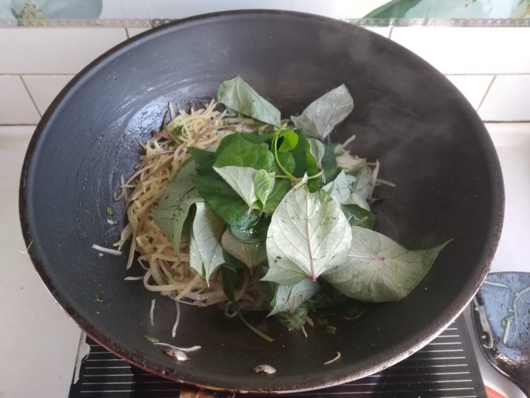 红薯叶炒土豆丝步骤12