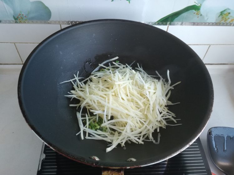 红薯叶炒土豆丝步骤8