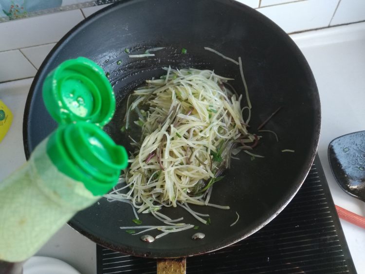 红薯叶炒土豆丝步骤11