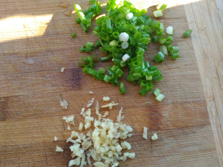 红薯叶炒土豆丝步骤5