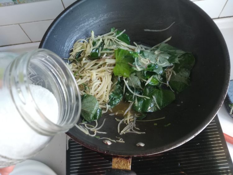 红薯叶炒土豆丝步骤13