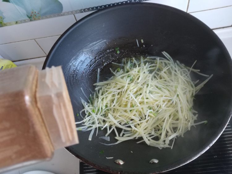 红薯叶炒土豆丝步骤9