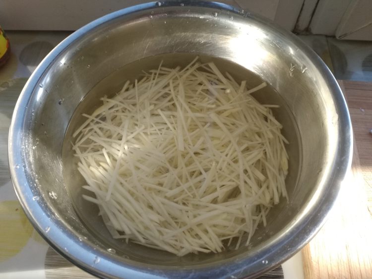 红薯叶炒土豆丝步骤1