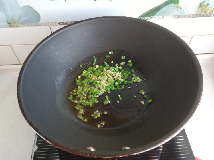 红薯叶炒土豆丝步骤7