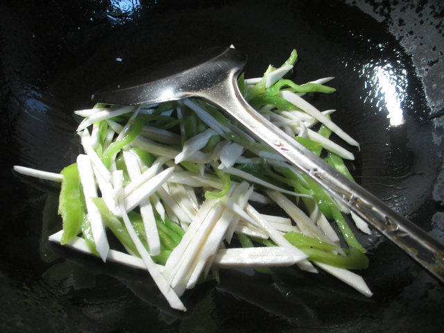 尖椒茭白炒黄豆芽步骤2