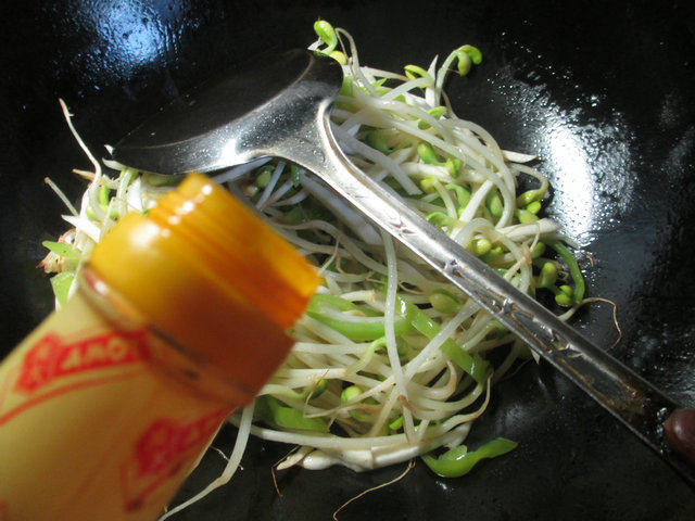 尖椒茭白炒黄豆芽步骤4