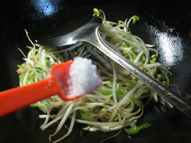 尖椒茭白炒黄豆芽步骤5