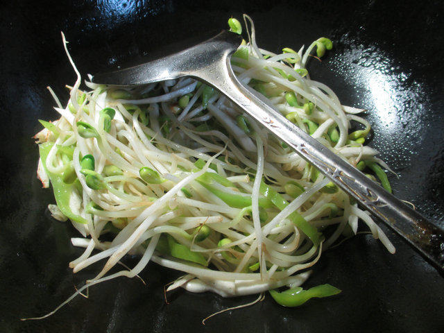 尖椒茭白炒黄豆芽步骤3