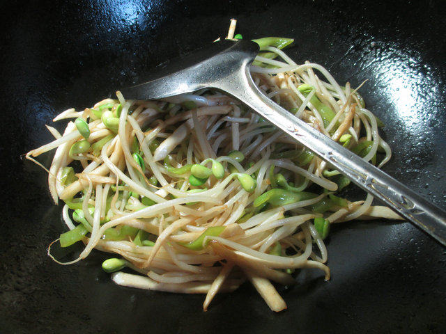 尖椒茭白炒黄豆芽步骤6