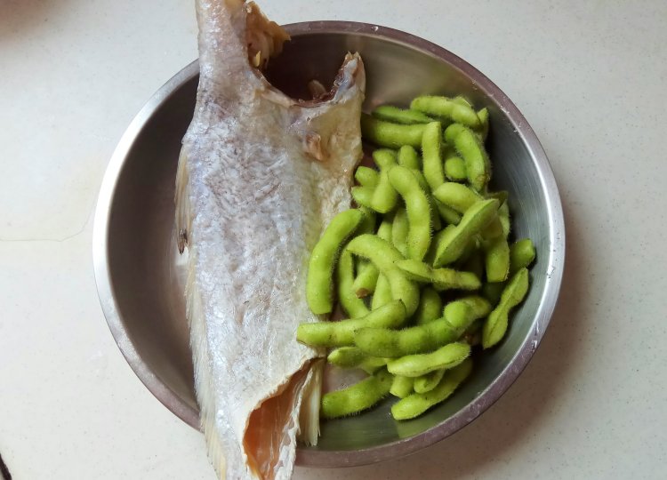 咸黄鱼炒毛豆步骤1