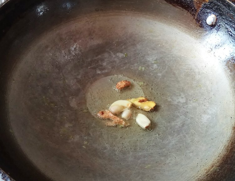 咸黄鱼炒毛豆步骤5