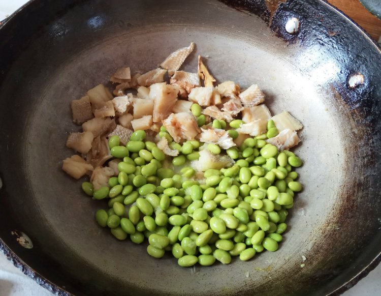 咸黄鱼炒毛豆步骤7