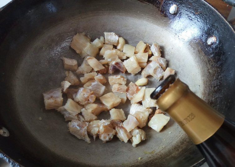 咸黄鱼炒毛豆步骤6