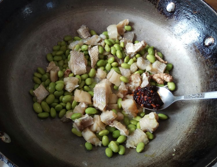 咸黄鱼炒毛豆步骤8