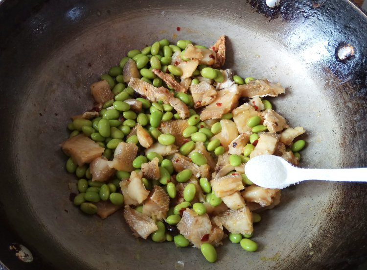 咸黄鱼炒毛豆步骤9
