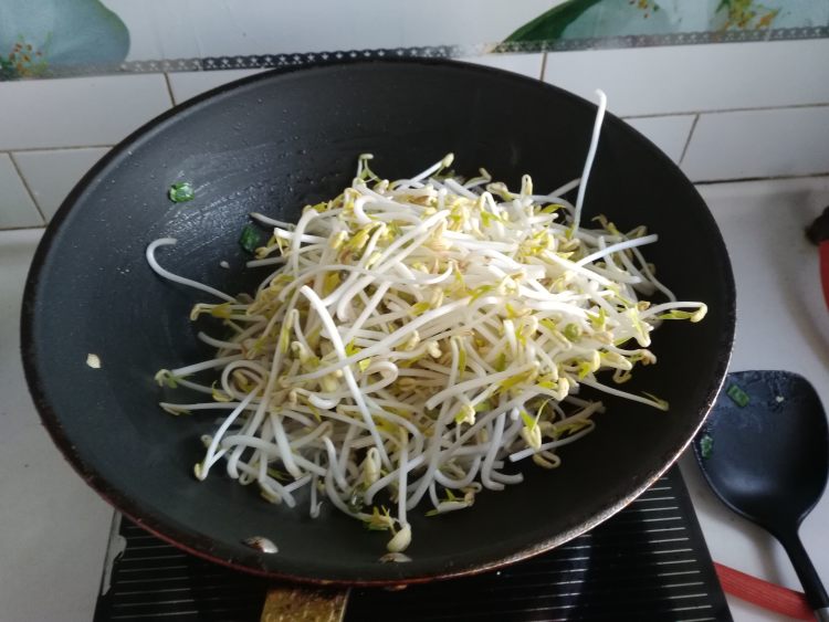 肉丝炒黄豆芽步骤6
