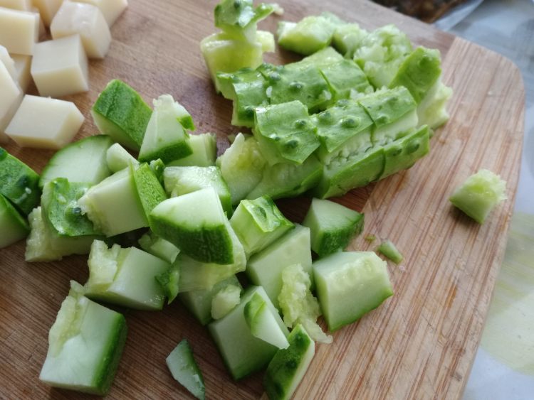 黄瓜拌米豆腐步骤1