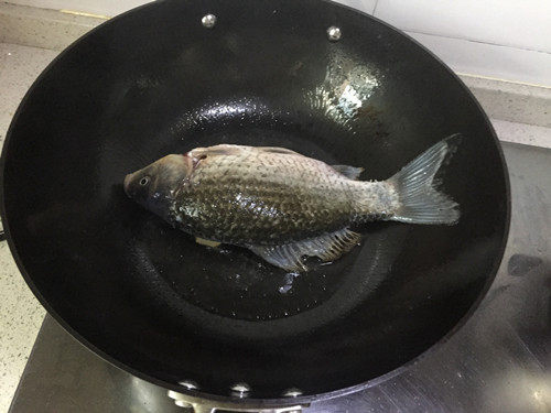 番茄鲫鱼汤步骤2