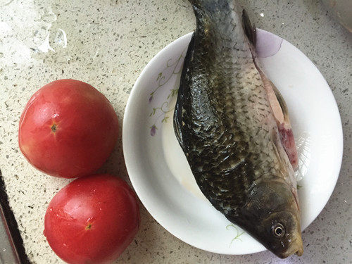 番茄鲫鱼汤步骤1