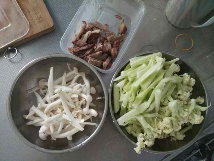 花菜蘑菇炒肘花步骤1