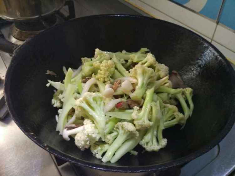 花菜蘑菇炒肘花步骤4