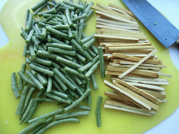 豇豆香干炒肉皮步骤2