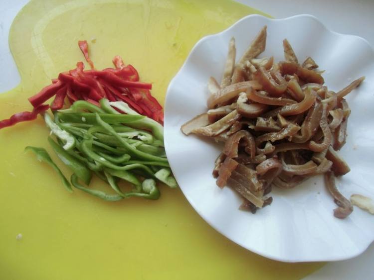 豇豆香干炒肉皮步骤3