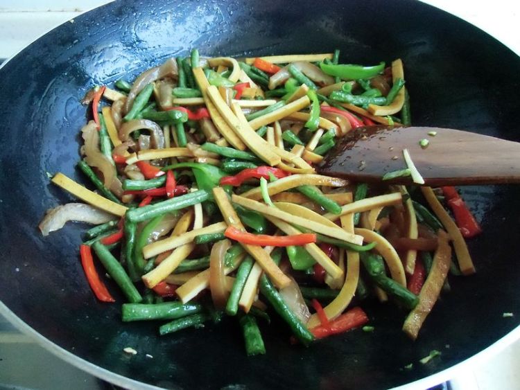 豇豆香干炒肉皮步骤10