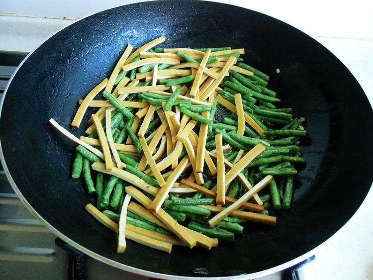 豇豆香干炒肉皮步骤5
